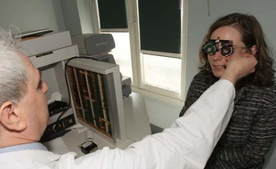 Une patiente subit un examen de la vue chez un ophtalmologue à Paris