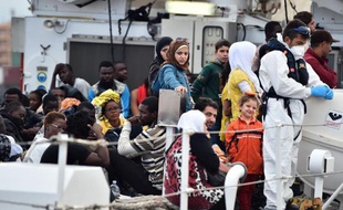 Des migrants attendent pour débarquer du navire "Fiorillo" des garde-côtes italiens dans le port de Palerme, le 20 octobre 2014, après une opération Mare Nostrum de sauvetage en mer