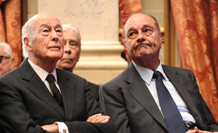 Valéry Giscard d'Estaing et Jacques Chirac côte à côte à Paris, le 1er mars 2010.