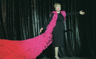 Sylvie Joly sur la scène du Casino de Paris.