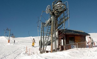 Confrontée à un déficit important, la station de Drouzin-le-Mont, en Haute-Savoie, pourrait renoncer au ski alpin d'ici à l'hiver prochain, une décision extrêmement rare en France qui soulève la question de l'avenir des petites stations de moyenne montagne.