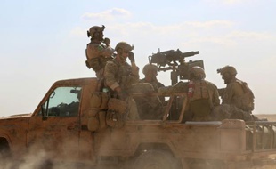 Les Forces démocratiques syriennes (FDS) dans le village de Fatisah dans la province de Raqa, le 25 mai 2016