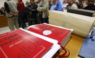 Si les changements du Code du travail ne font pas l'unanimité (CGT, FSU, Solidaires, associations de chômeurs, LCR, PCF, des responsables PS ou d'Attac s'y opposent), ils ont été négociés par l'ensemble des syndicats représentatifs, CGT comprise, et acceptés par une majorité d'entre eux (CFDT, FO, CFTC, CFE-CGC) dans un accord signé le 11 janvier avec le patronat.