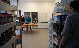 Dans la coopérative alimentaire de Strasbourg, Coopalim, les clients sont aussi bénévoles, au moins trois heures par mois.