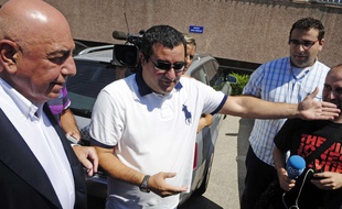 Mino Raiola (au centre)