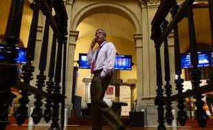 La défiance était de mise lundi sur les principales places financières, la victoire de la droite pro-européenne aux élections grecques n'ayant pas réussi à apaiser les investisseurs très préoccupés par la situation de l'Espagne dont les taux d'emprunt s'envolent.