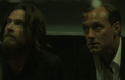 Mais qui veut la peau de Jude Law dans la série « Black Rabbit » sur Netfli…