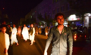 La foule se rassemble dans les rues d'Herat après un attentat-suicide qui a visé une mosquée chiite, mardi 1er août.