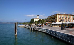Vue de Lazise sur le lc de Garde, dans le nord de l'Italie.