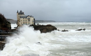 De fortes vagues touchent le littoral à Biarritz le 1er février 2014.