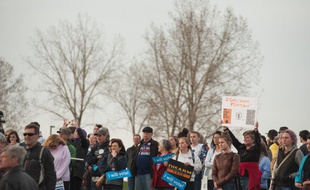 Des milliers de lycéens américains ont interrompu les cours vendredi dans tout le pays pour commémorer le 19e anniversaire du massacre de Columbine