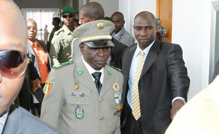 Le général Amadou Sanogo, auteur du coup d'Etat de mars 2012 au Mali, a été interpellé mercredi à son domicile de Bamako par des militaires pour être conduit devant un juge d'instruction qui veut l'entendre sur les exactions commises par ses hommes