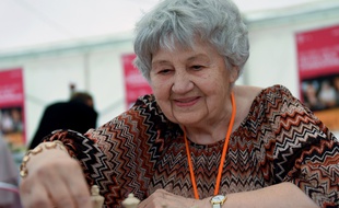 Brigitta Sinka, la «reine» des échecs hongroise, lors de son record de parties d'échecs simultanées, à Budapest, le 28 juin 2015.