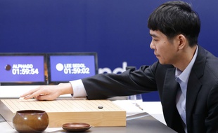 Le sud-coréen Lee Sedol, n°3 mondial du jeu de go, affronte le programme AlphaGo à l'occasion du Google DeepMind Challenge, le 13 mars 2016 à Séoul.