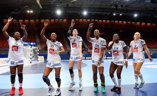 Les handballeuses françaises fêtent leur victoire contre la Serbie le 14 décembre 2016.