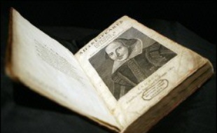 La première édition d'un volume regroupant l'ensemble des pièces du dramaturge anglais William Shakespeare a été vendue aux enchères pour la somme de 2,8 millions de livres (4,1 M EUR) jeudi à Londres, a-t-on appris auprès de la maison de ventes Sotheby's.
