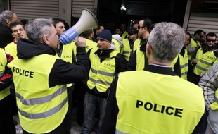 Cinq petits fonds de pension grecs sont opposés à l'opération d'effacement volontaire de plus de la moitié de la dette de la Grèce détenue par les créanciers privés, nécessaire pour éviter au pays un défaut de paiement désordonné, rapporte mercredi la presse locale.