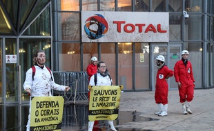 Une quarantaine de militants ont répandu de la mélasse sur environ 400 m2 devant le siège de Total ce lundi 27 mars.