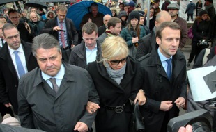 Le vice-chancelier allemand Sigmar Gabriel (G),
le ministre de l'Economie Emmanuel Macron (D) et son épouse Brigitte Trogneux arrivent Place de la République à Paris le 21 novembre 2015