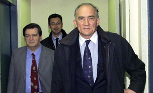 Charles Millon, à la sortie de l'Hôtel de ville de Lyon, le 12 mars 2001