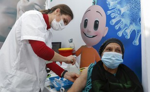 Une vaccination à Tel Aviv, le 3 janvier 2020.