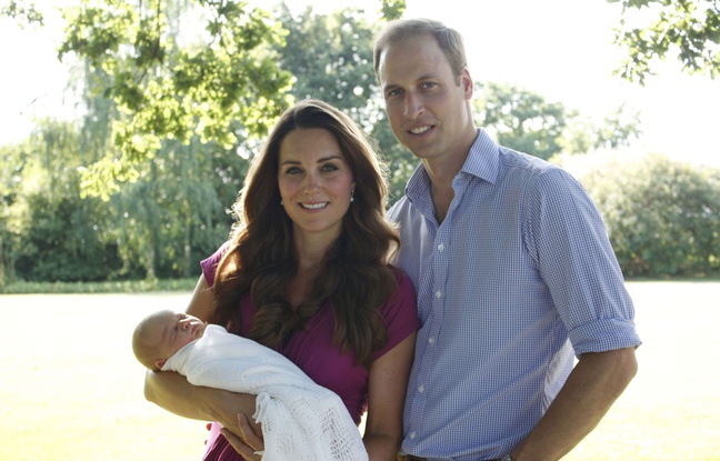 Kate Middleton, en robe fuchsia signée Séraphine, et le prince William pour poser sur la première photo officielle du prince George en août 2013. 