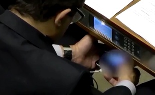 Joao Rodrigues regarde discrètement des images pornos.