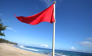 Une plage fermée à la baignade à Saint-Gilles, à La Réunion, après une attaque de requin, le 16 juin 2011.