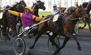 Le cheval français Offshore Dream, drivé par son entraîneur français Pierre Levesque, a remporté dimanche pour la deuxième fois consécutive le Prix d'Amérique, épreuve considérée comme le championnat du monde du trot attelé, sur l'hippodrome de Paris-Vincennes.