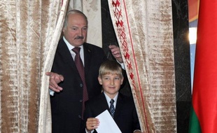 En votant dimanche avec son jeune fils, l'autoritaire rpésident Alexandre Loukachenko avait avancé que le reste du monde devait envier le Bélarus et ses "élections ennuyeuses".