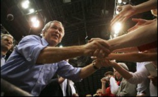 Les démocrates espérent gagner la majorité dans au moins une des deux Chambres du Congrès des Etats-Unis lors des élections mardi mais les républicains comptent vendre chèrement leur peau et parient sur le dynamisme de George W. Bush pour mobiliser leur base électorale.