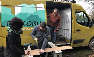 Le Bricobus aide des personnes isolées ou aux revenus modestes à réaliser des petits travaux chez eux.