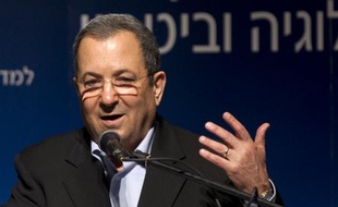 Le ministre israélien de la Défense Ehud Barak a maintenu jeudi le flou sur une éventuelle implication de son pays dans l'assassinat la veille en Syrie d'un cadre militaire du mouvement islamiste palestinien Hamas qui a dit soupçonner le Mossad israélien.