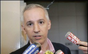 Le président de l'Union des chirurgiens de France (UCDF) Philippe Cuq, à l'origine, avec deux autres syndicats, d'un mouvement de grève depuis 11 jours dans les cliniques, a indiqué jeudi que de nouvelles modalités d'actions seraient présentées "après le 15 août".