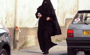 Une femme en niqab dans une rue de Nantes, le 08 août 2010