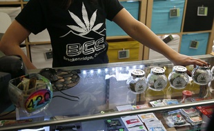 Un vendeur de cannabis dans le Colorado en décembre 2014.