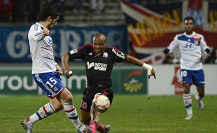 Le défenseur lyonnais Milan Bisevac face au Marseillais André Ayew, le 28 novembre 2012, au stade Vélodrome.