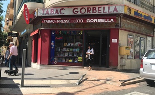 Une voiture a fini sa trajectoire dans ce tabac de Nice, mercredi soir.