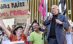 Une foule nombreuse avait accueilli le maire Daniel Cueff à sa sortie du tribunal administratif de Rennes le 22 août.