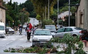 Des habitants de Villegailhenc découvrent, incrédules, l'étendue des dégâts au lendemain de la crue qui a touché leur village dans l'Aude.