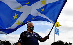 Un partisan de l’indépendance portant un drapeau mêlant les couleurs de l'Ecosse à celles de l'Union européenne, à Stirling en Ecosse le 19 août 2020.