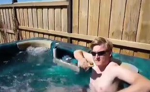 Il prend une amende pour s'être fait livrer ... une saucisse! - Le Rewind (video)