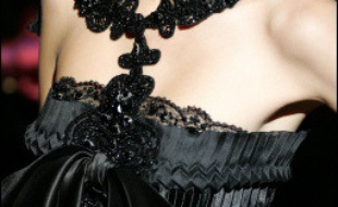 Théâtrales et précieuses, avec leur profusion de soie froissée et de boutons dorés, les robes de Gianfranco Ferré ont emporté le public hors du temps et de l'hiver.