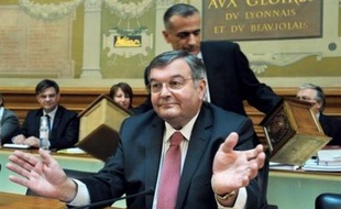 "J'ai eu une réponse positive de François Bayrou. J'attends que ça se fasse", a indiqué lundi le président du groupe centriste au Sénat, Michel Mercier.