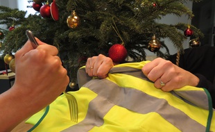 Illustration d'un conflit familial à propos des gilets jaunes.