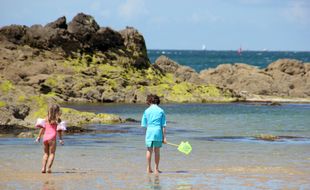 Des enfants jouent sur la plage de Saint-Malo.