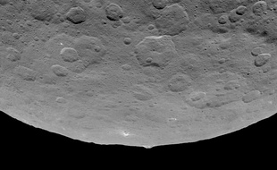 Cette photo de Cérès prise par la sonde Dawn le 14 juin montre une mystérieuse montagne en forme de pyramide au milieu d'une zone plate.