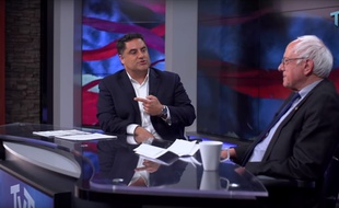 Cenk Uygur recevant Bernie Sanders le 23 mars 2016 sur la chaîne The Young Turks.