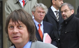 Les représentants des principaux syndicats français devant l'Elysée le 10 mai 2010.