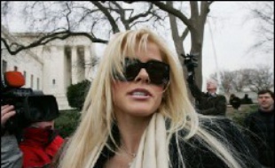 La Cour suprême américaine a autorisé lundi l'ex-playmate Anna Nicole Smith à poursuivre sa bataille juridique pour revendiquer une partie de la fortune de son mari, un milliardaire texan nonagénaire décédé en 1995.
